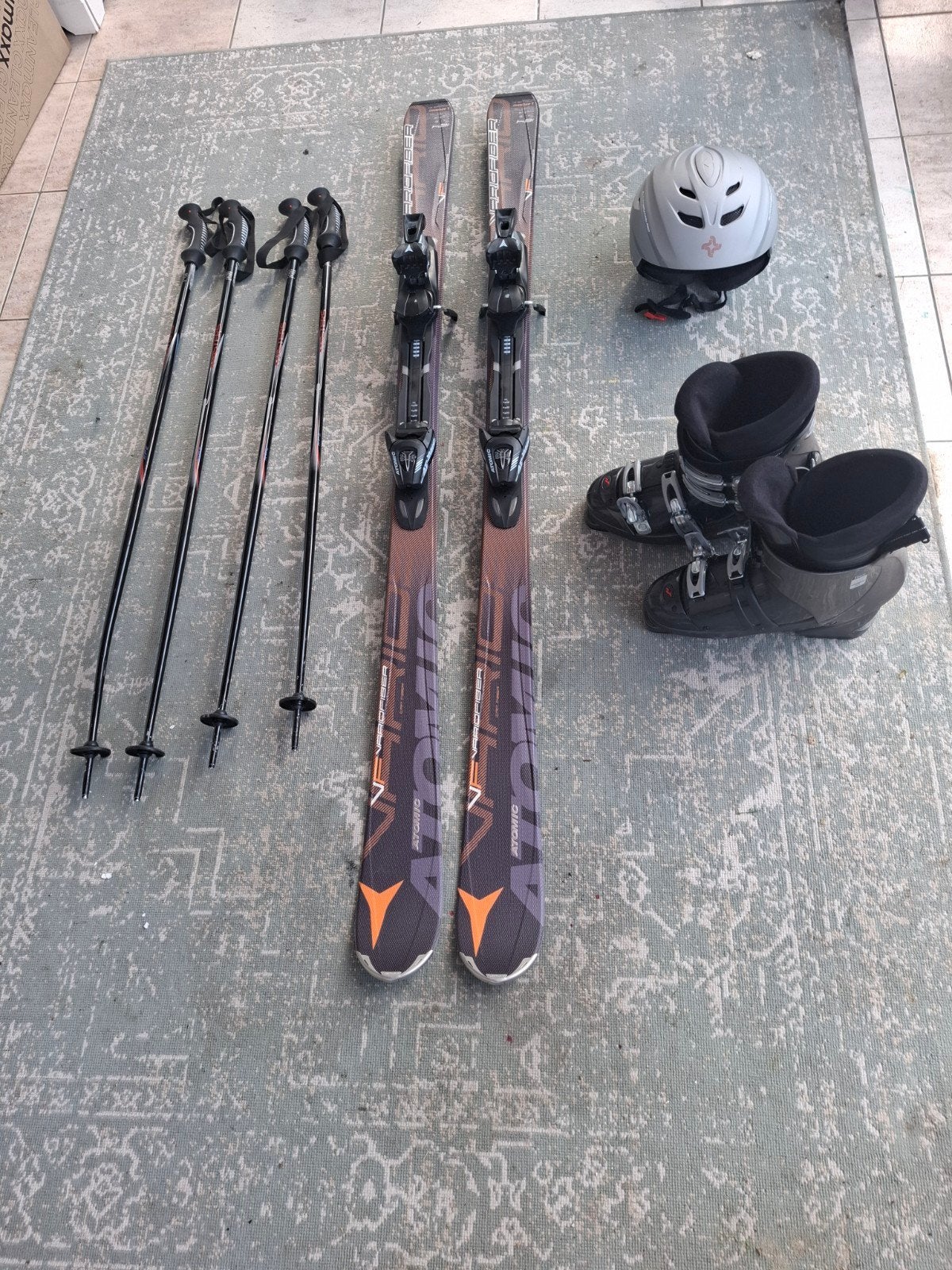 Nieuwe Atomic ski's 160 cm met helm en schoenen, Ophalen of Verzenden, 160 tot 180 cm, Ski's, Atomic