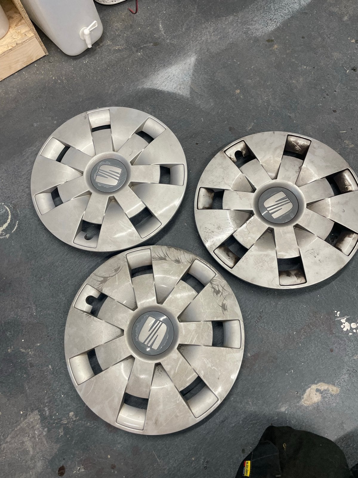 Originele Seat wieldoppen 14 inch (3 stuks), Auto diversen, Ophalen, Gebruikt