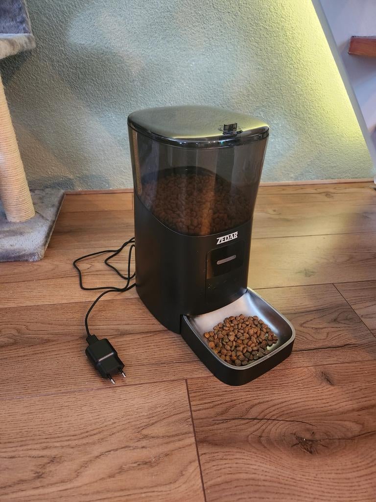 Zedar voerdispencer tbv katten, poezen kittens kleine hondje, Dieren en Toebehoren, Ophalen, Zo goed als nieuw