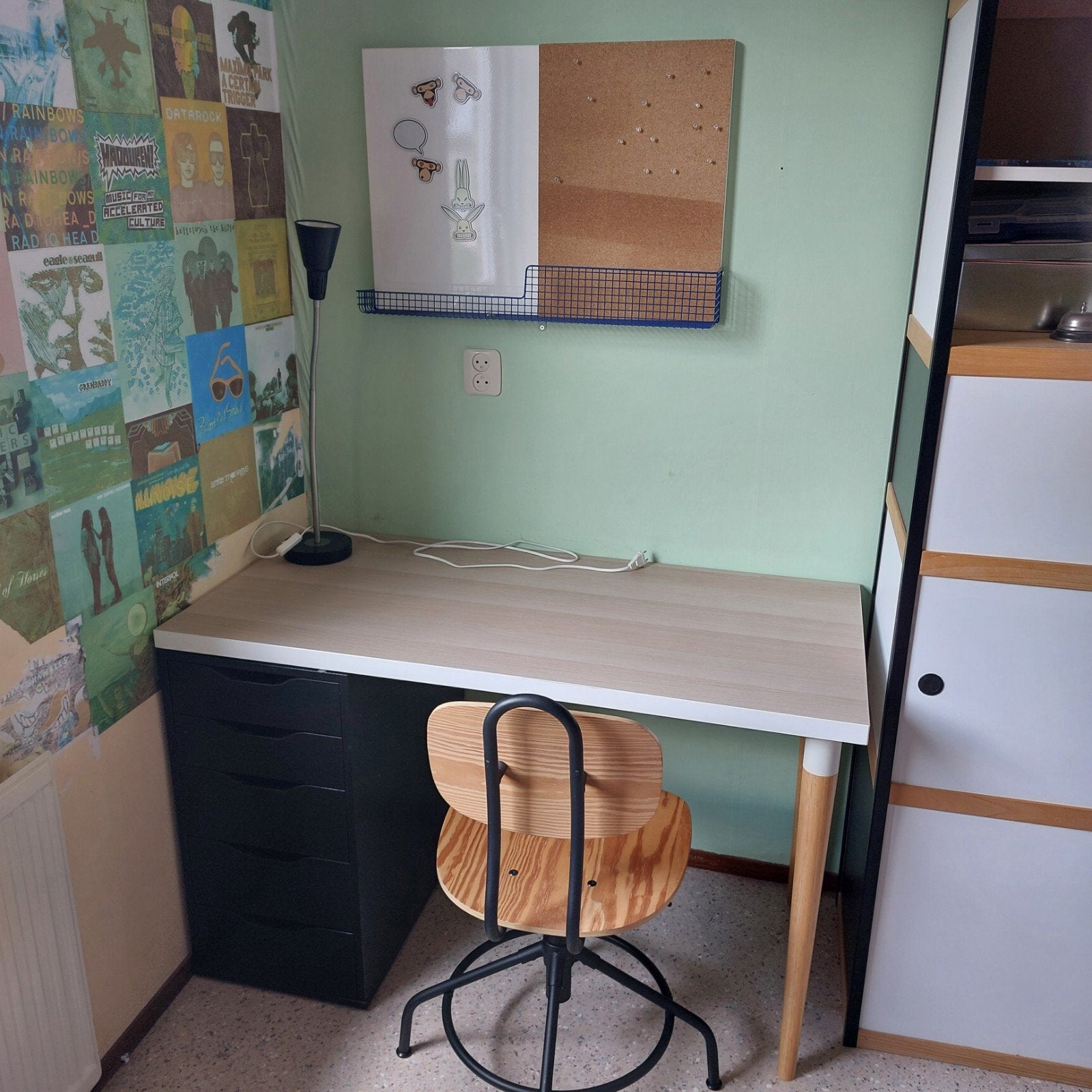 Gratis af te halen: bureau met stoel, lamp en prikbord, Ophalen, Zo goed als nieuw