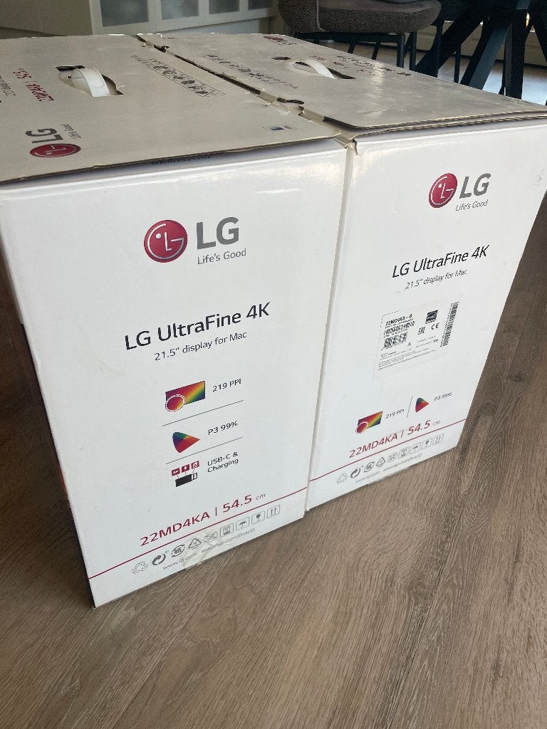 Foto 7 van 2x LG UltraFine 4K 22MD4KA-B, 21,5" met VESA-bureauarm.