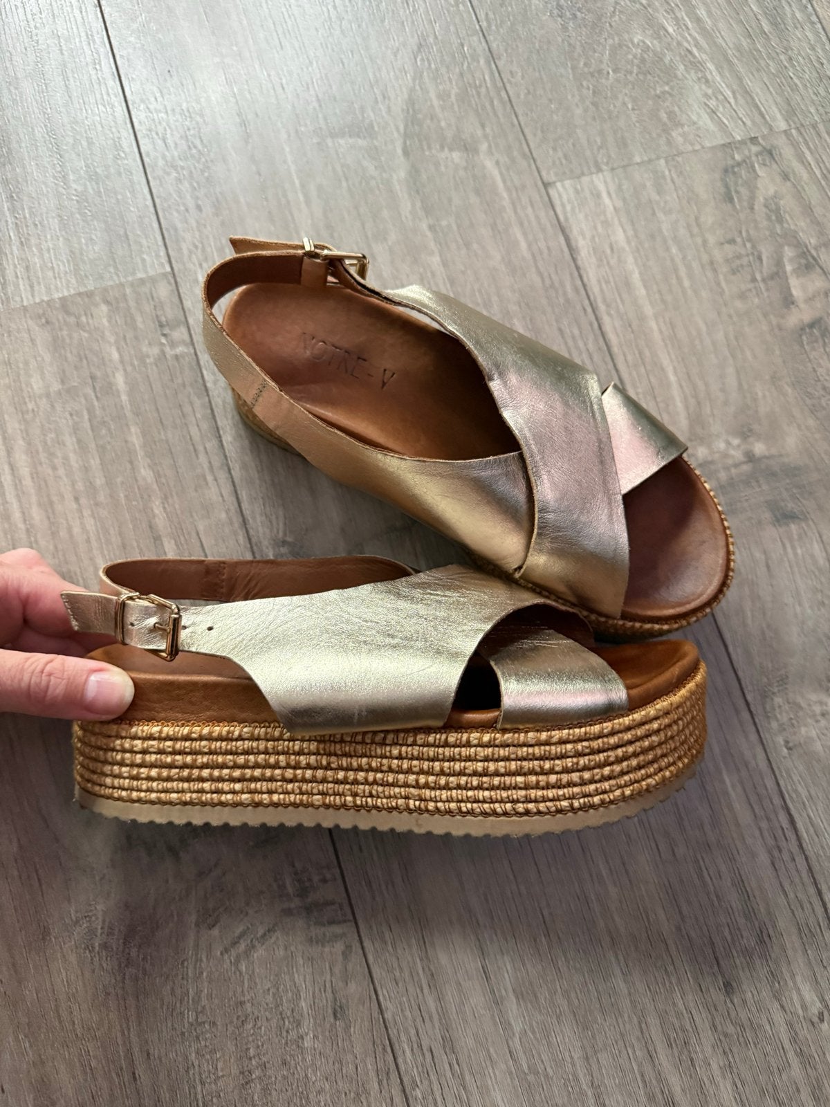 Goudkleurige sandalen van Notre-V, maat 36, Ophalen of Verzenden, Gedragen, Overige kleuren, Sandalen of Muiltjes