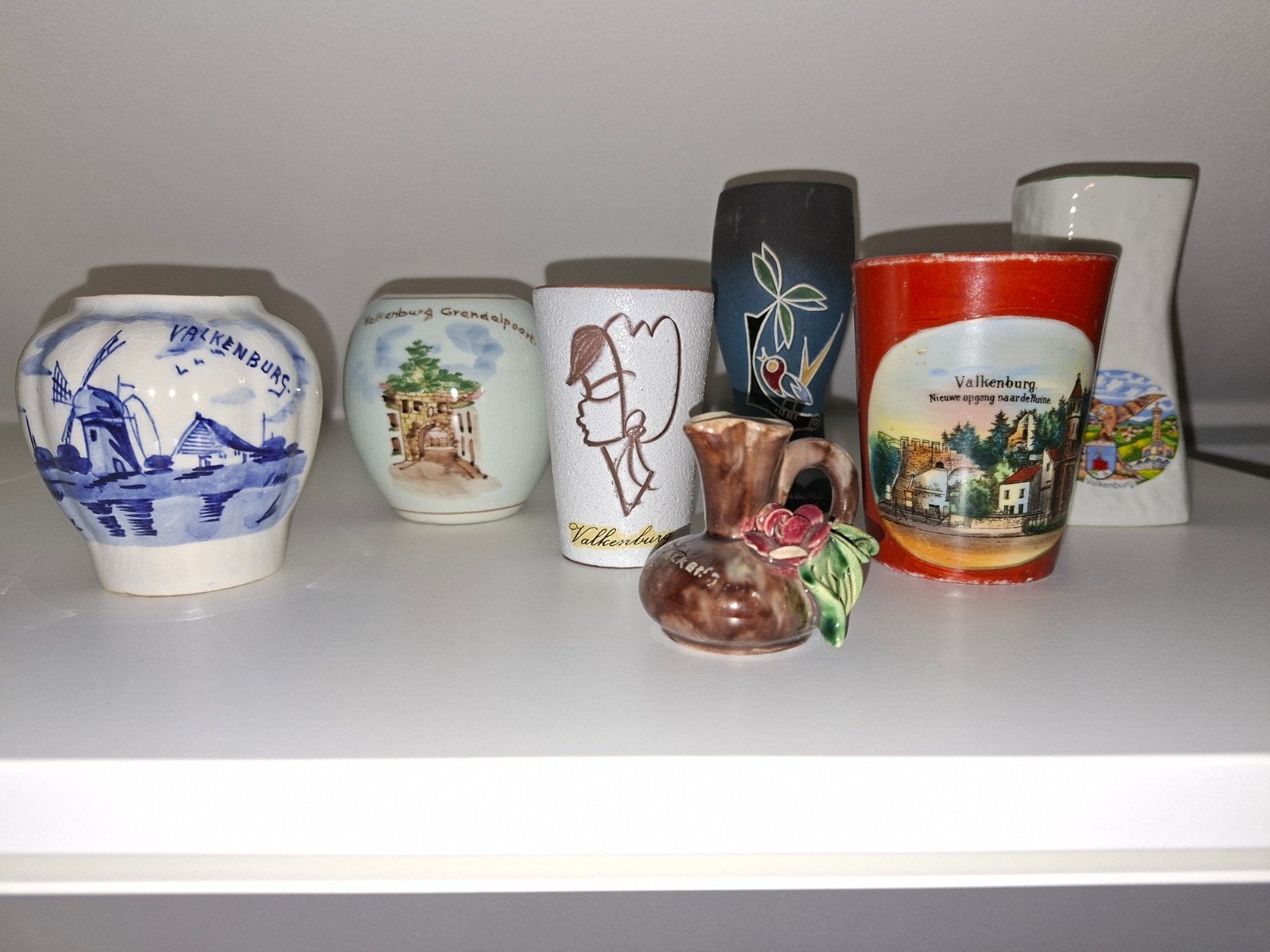 Set van 6 diverse souvenir vaasjes uit Valkenburg, Ophalen of Verzenden