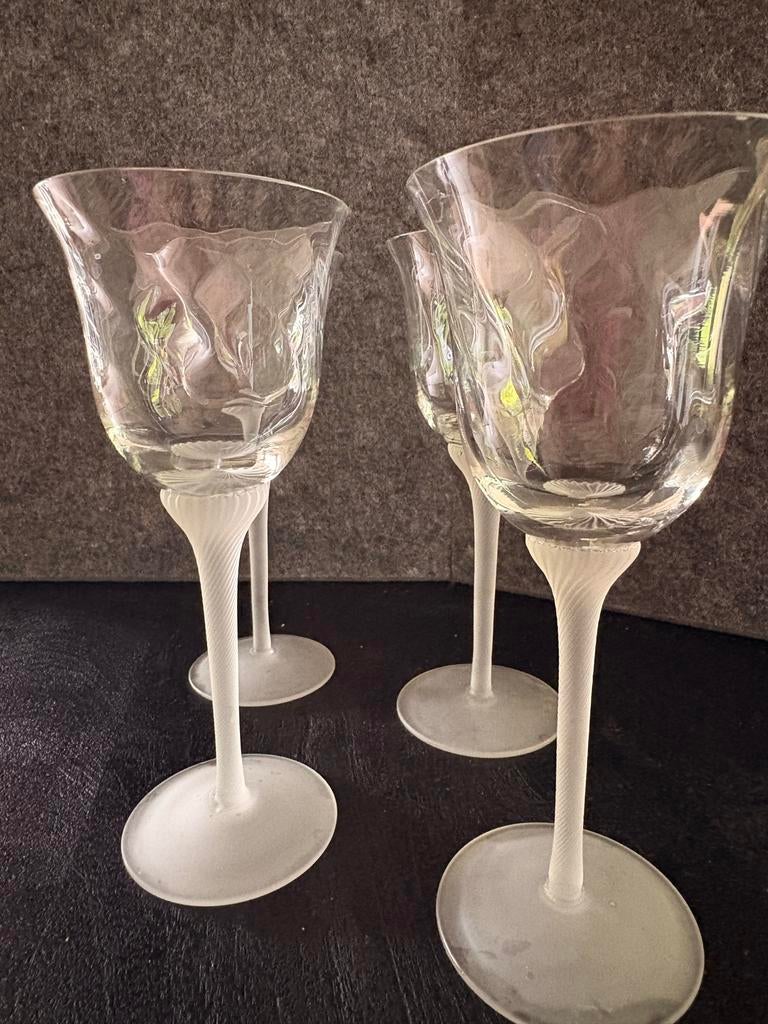 Set van 4 elegante glazen met gedraaide voet, Verzamelen, Ophalen of Verzenden, Zo goed als nieuw