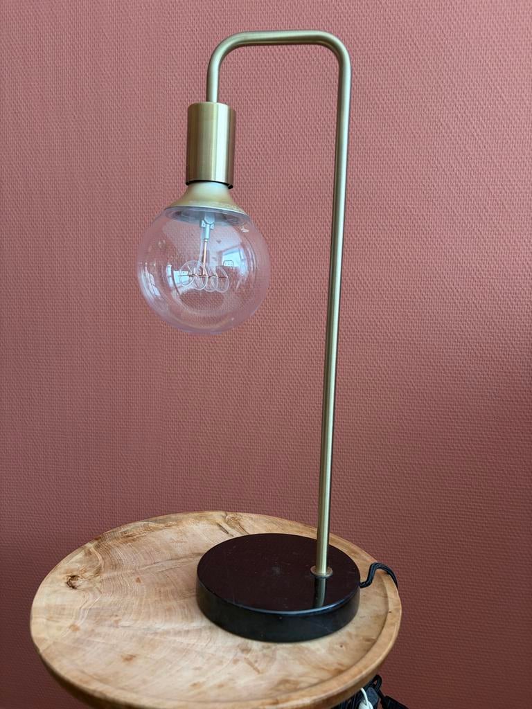 Moderne tafellamp met marmeren voet en LED-lamp, Ophalen, Zo goed als nieuw, Metaal