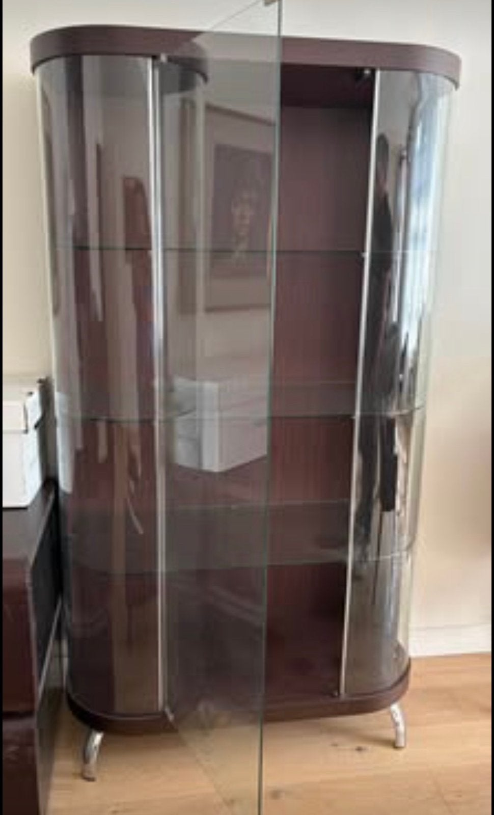Calligaris Design Vitrinekast – Donker Hout & Gebogen Glas, Ophalen, 50 tot 100 cm, 150 tot 200 cm, 25 tot 50 cm
