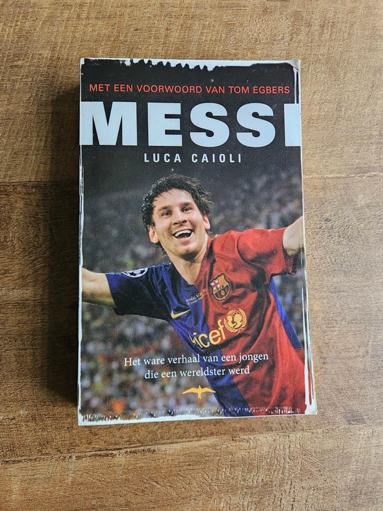 Boek: Messi - Het ware verhaal van een wereldster, Ophalen of Verzenden, Gelezen, Luca Caioli, Balsport