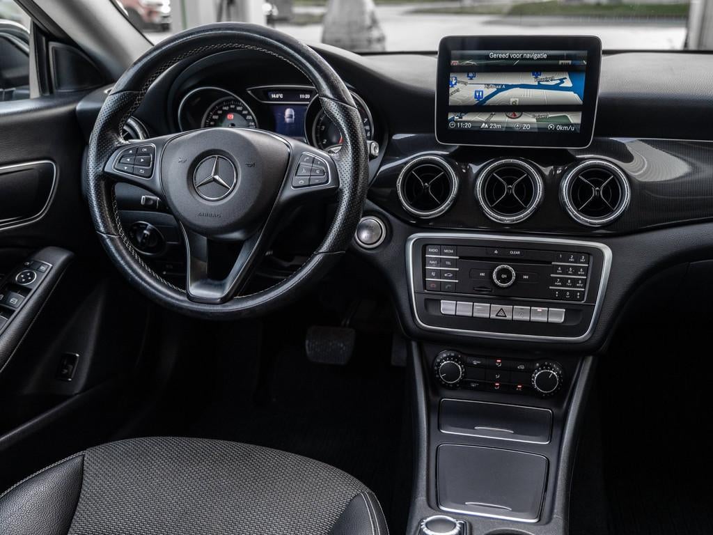 Mercedes-Benz CLA-klasse 180 Ambition - PARKEER CAMERA - NAP, Auto's, Mercedes-Benz, Gebruikt, 4 cilinders, 715 kg, Leder en Stof