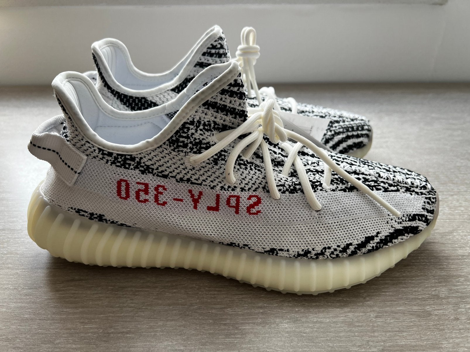 YEEZY BOOST 350 V2 “ZEBRA” US10/EU44, Kleding | Heren, Schoenen, Wit, Nieuw, Ophalen of Verzenden, Sneakers of Gympen