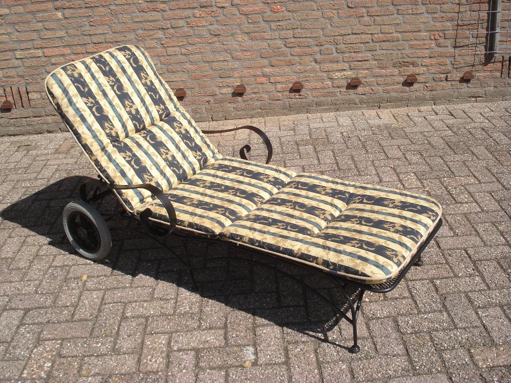 Nieuwstaat Ligbed Massief staal met Kussen  190 x 74 Cm, Ophalen, Zo goed als nieuw, Metaal, Verstelbaar