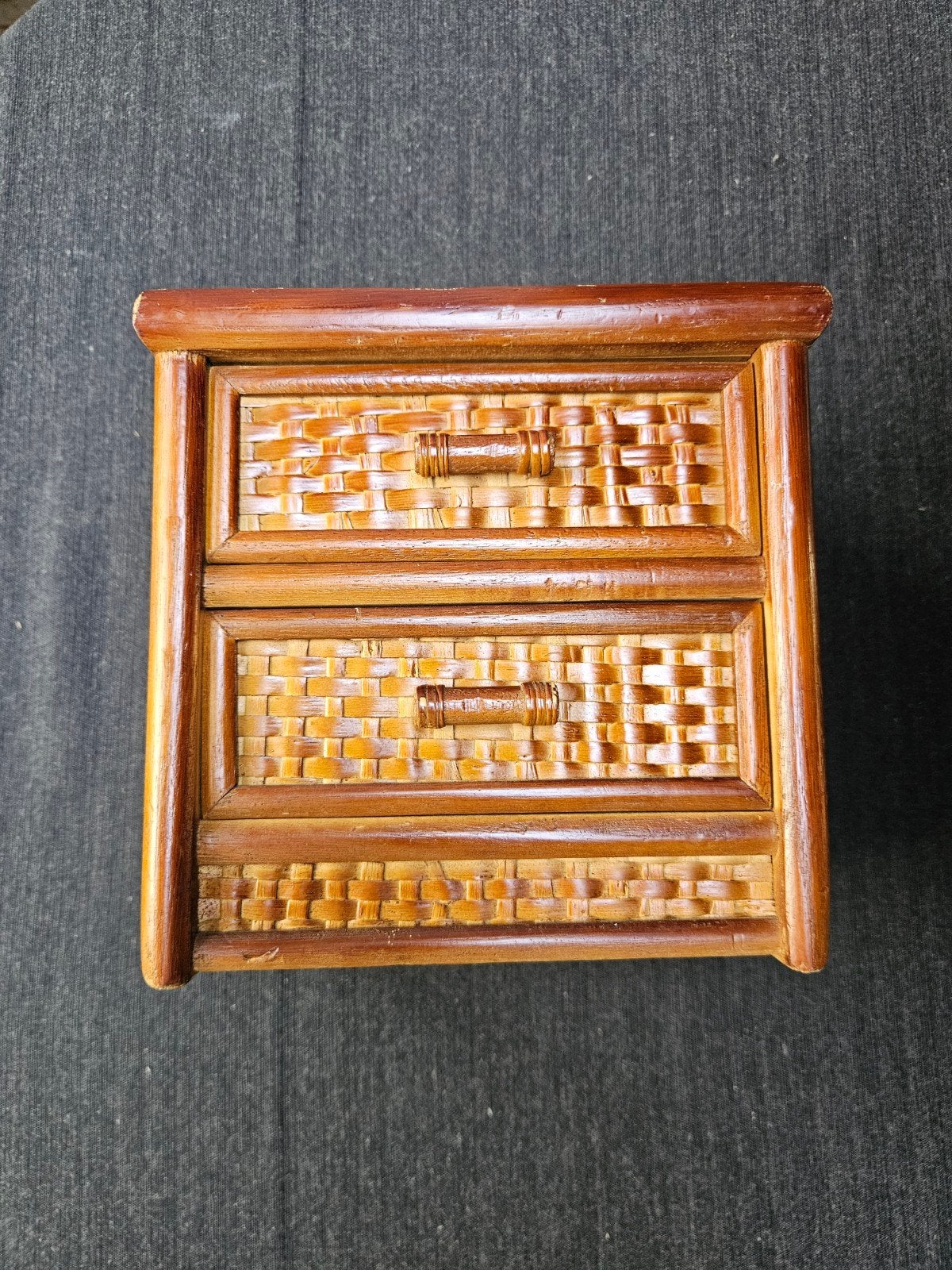 Vintage houten ladekastje met rotan details, Ophalen of Verzenden