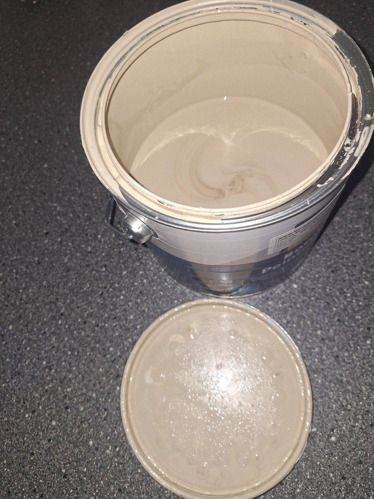 Beige betonverf, ca. 1 liter over, Gebruikt, Beige, Ophalen of Verzenden, Verf