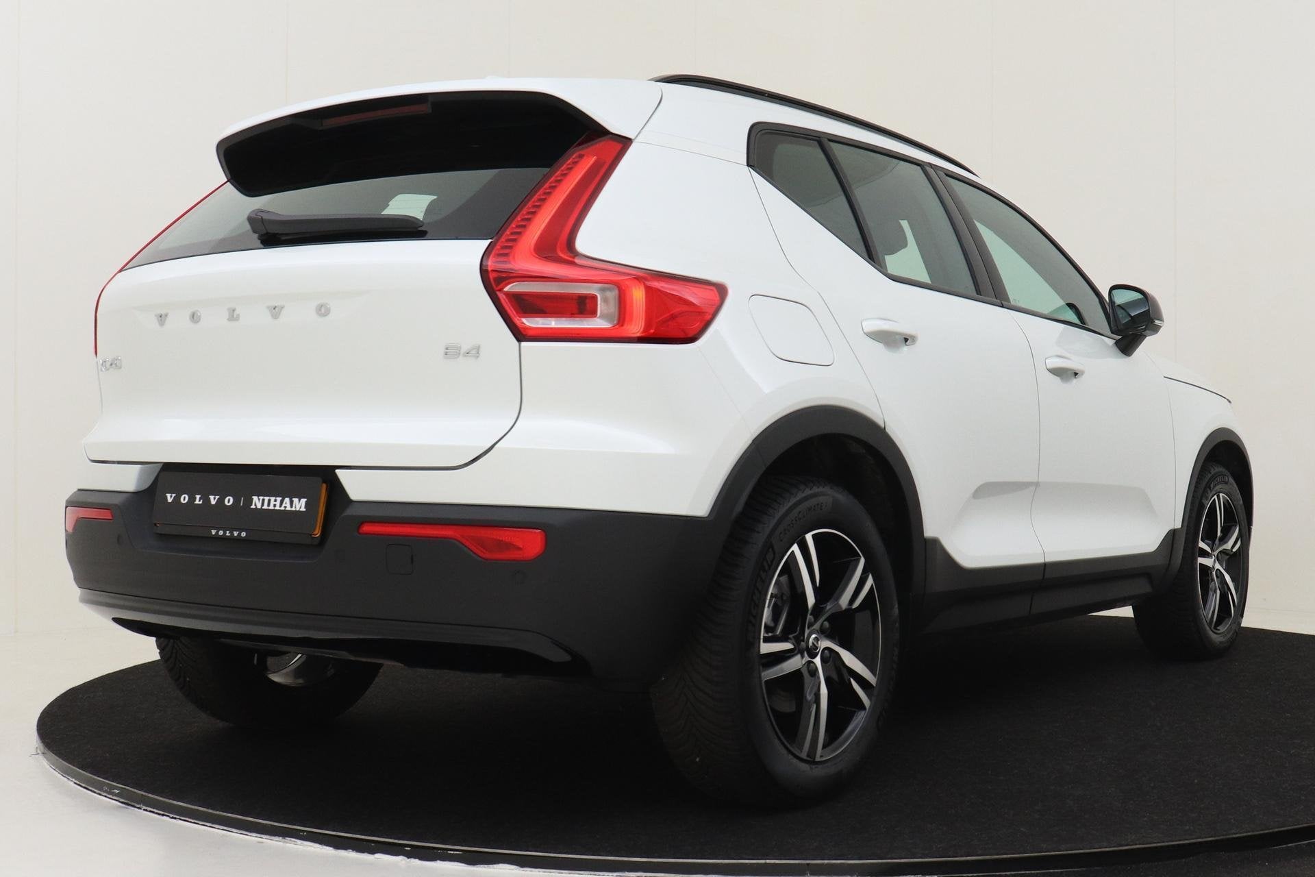 Volvo XC40 B4 (M-HYBRID) PLUS DARK -CAMERA|ADAP.CRUISE|VERW., 12 maanden, Euro 6, 4 cilinders, Wit