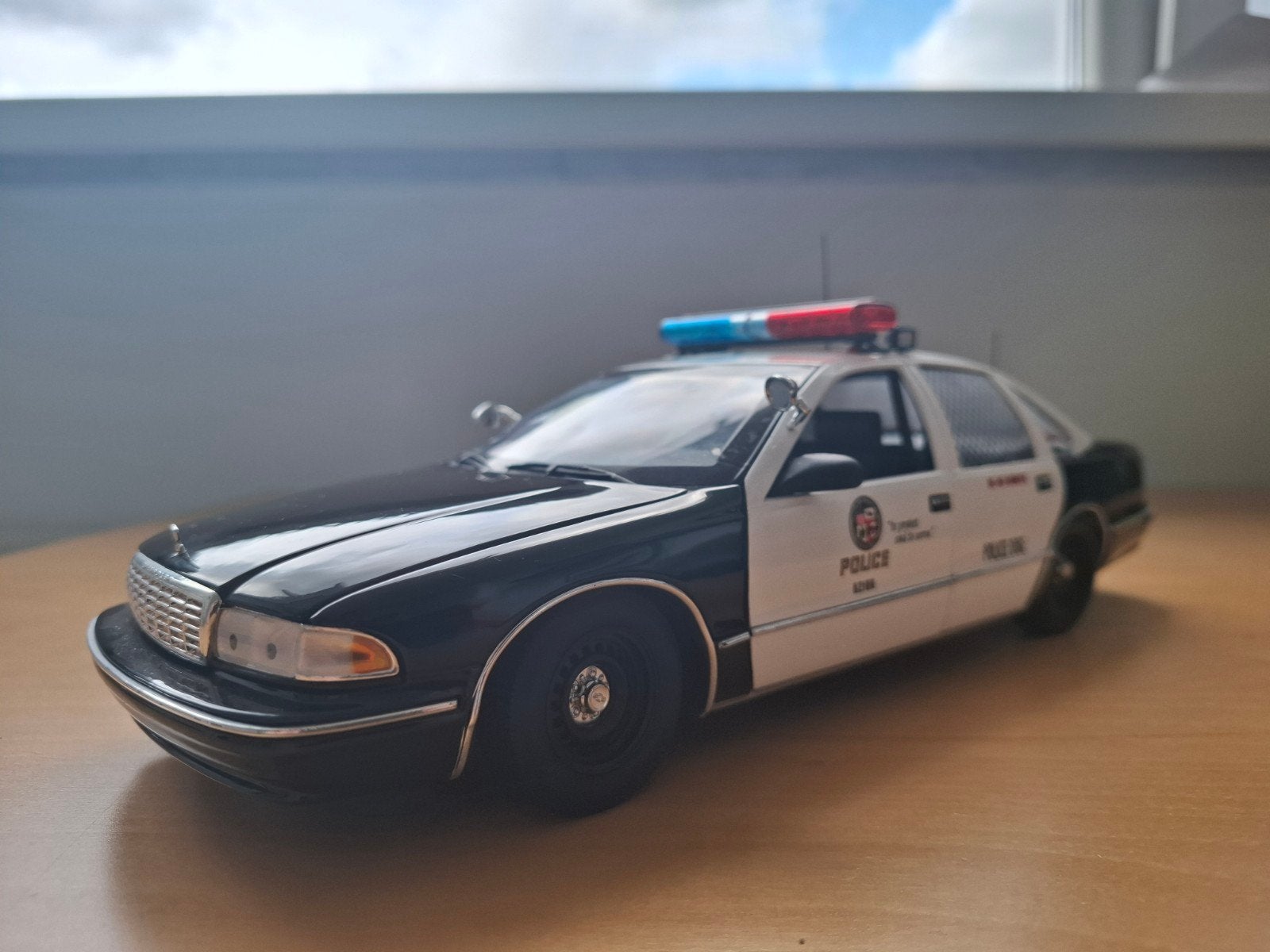 Chevrolet Caprice LAPD K9 Ut Models 1:18 Police Politie, Ophalen of Verzenden, Gebruikt, Auto, UT Models
