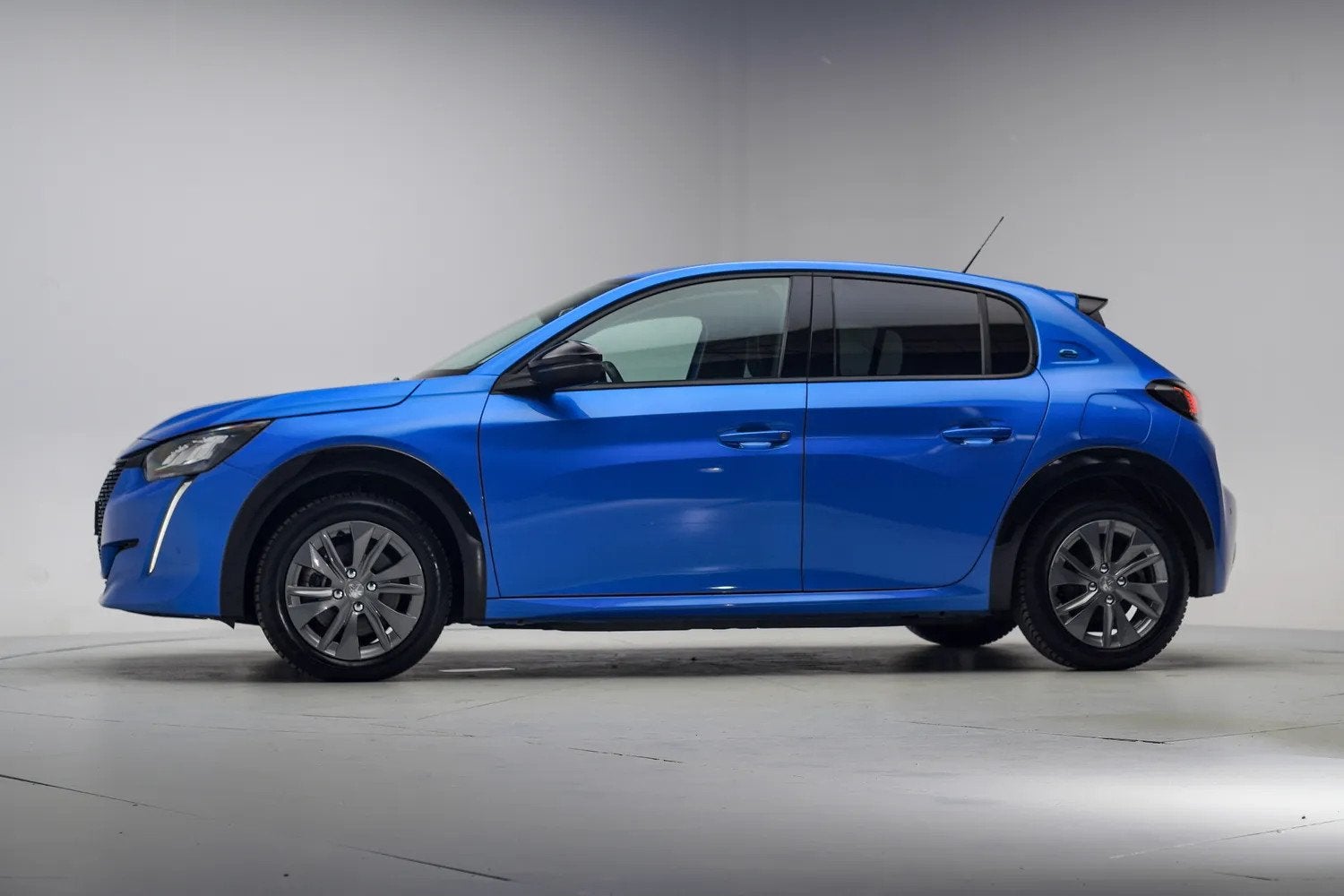Peugeot e-208 EV Allure Pack 50 kWh 3-Fase [ Navigatie Camer, Gebruikt, Blauw, 1430 kg, Te koop