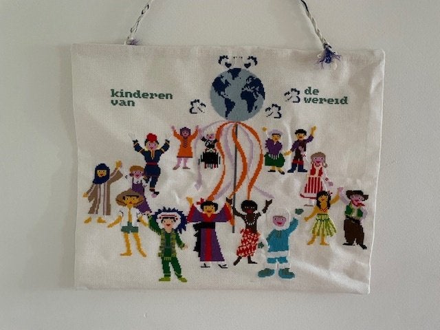 Geborduurd wandkleed kinderkamer. Kinderen van de wereld., Ophalen, Zo goed als nieuw, Wanddecoratie
