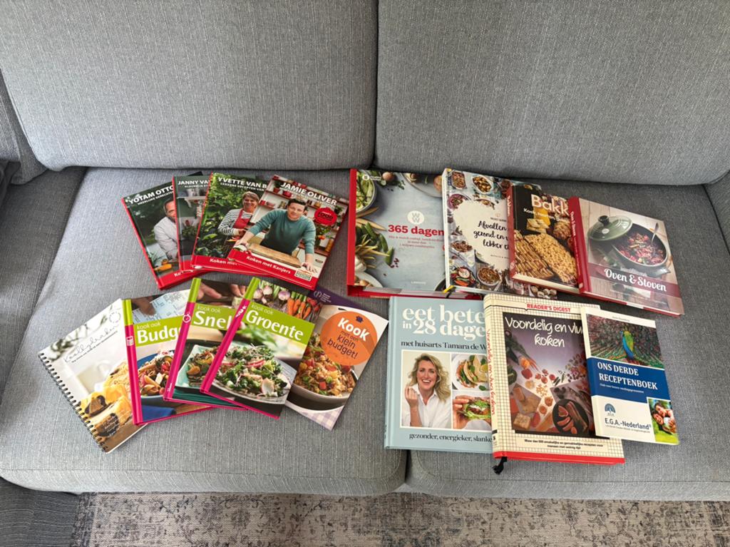 Stapel kookboeken, Ophalen, Overige gebieden