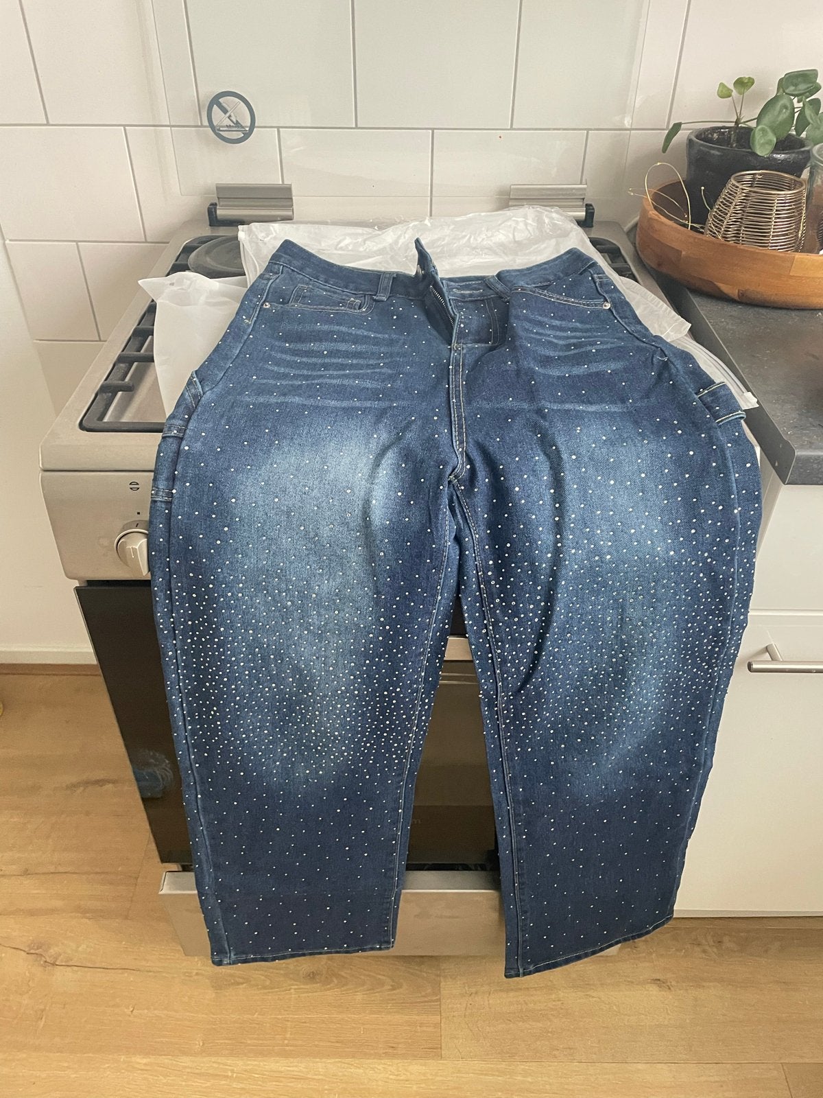 Nieuwe spijkerbroek met steentjes - te klein gekocht, Kleding | Dames, Broeken en Pantalons, Ophalen, Blauw, Nieuw, Maat 36 (S)