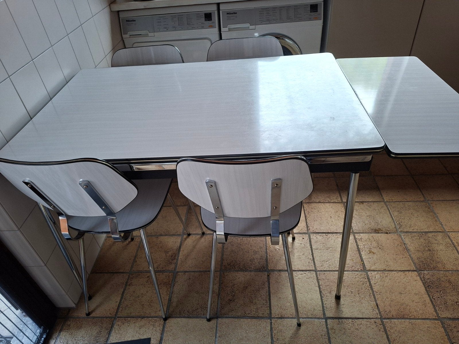 Brabantia eettafel met 4 stoelen - uittrekbaar lichtgrijs, Ophalen, 100 tot 150 cm, Vier personen, Kunststof