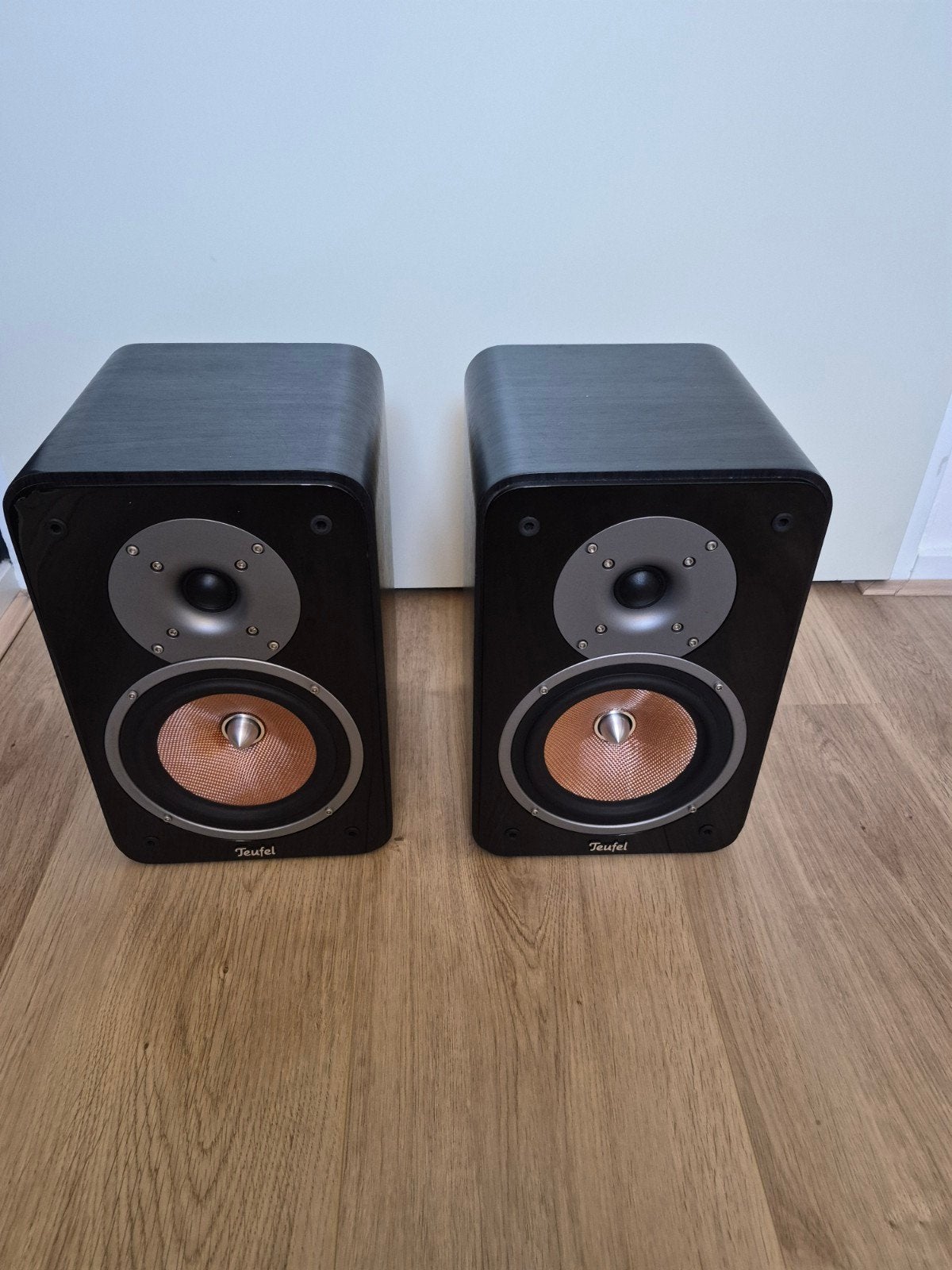 Teufel speakerset, Inclusief muurbeugels, Zo goed als nieuw, 60 tot 120 watt, Boekenplank luidspreker