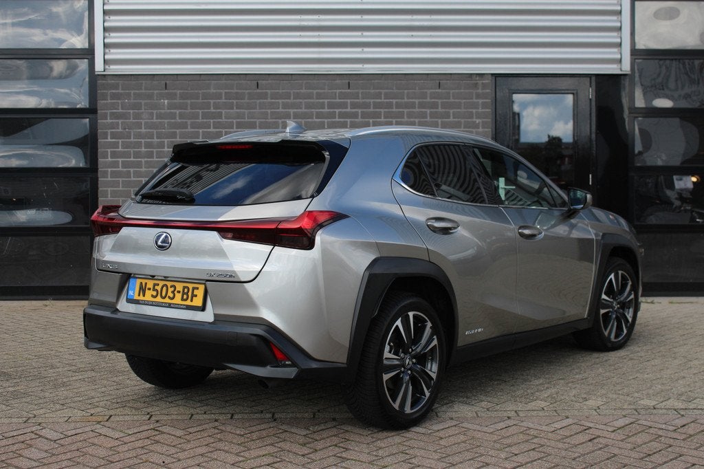 Lexus UX 250h Luxury Line / Carplay / Camera / Leer, Auto's, Lexus, Gebruikt, 4 cilinders, Met garantie (alle), 19 km/l