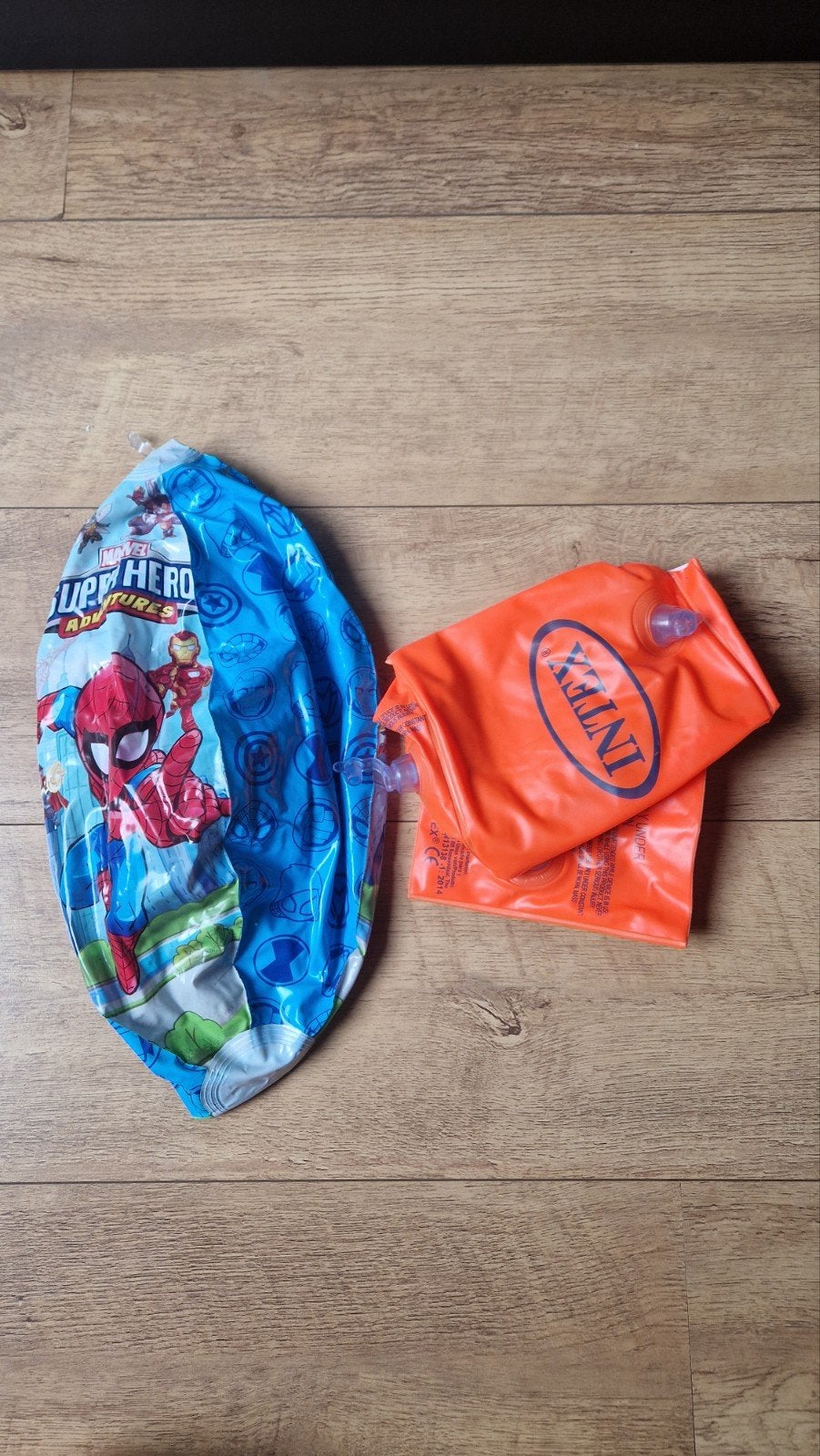 Opblaasbare strandbal en zwembandjes Spiderman Intex, Ophalen of Verzenden, Gebruikt