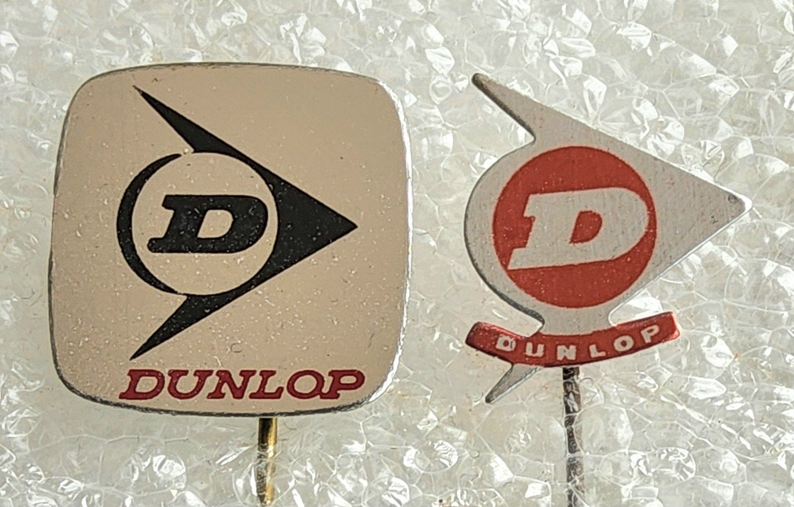 2 Vintage Dunlop Autobanden Speldjes - Verzamelaarsobject, Ophalen of Verzenden, Gebruikt, Overige onderwerpen, Speldje of Pin