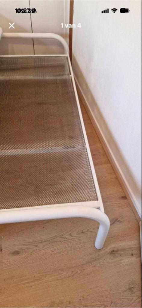 Grijs eenpersoonsbedframe met matras en dekbed., Gebruikt, 90 cm, Eenpersoons, Wit