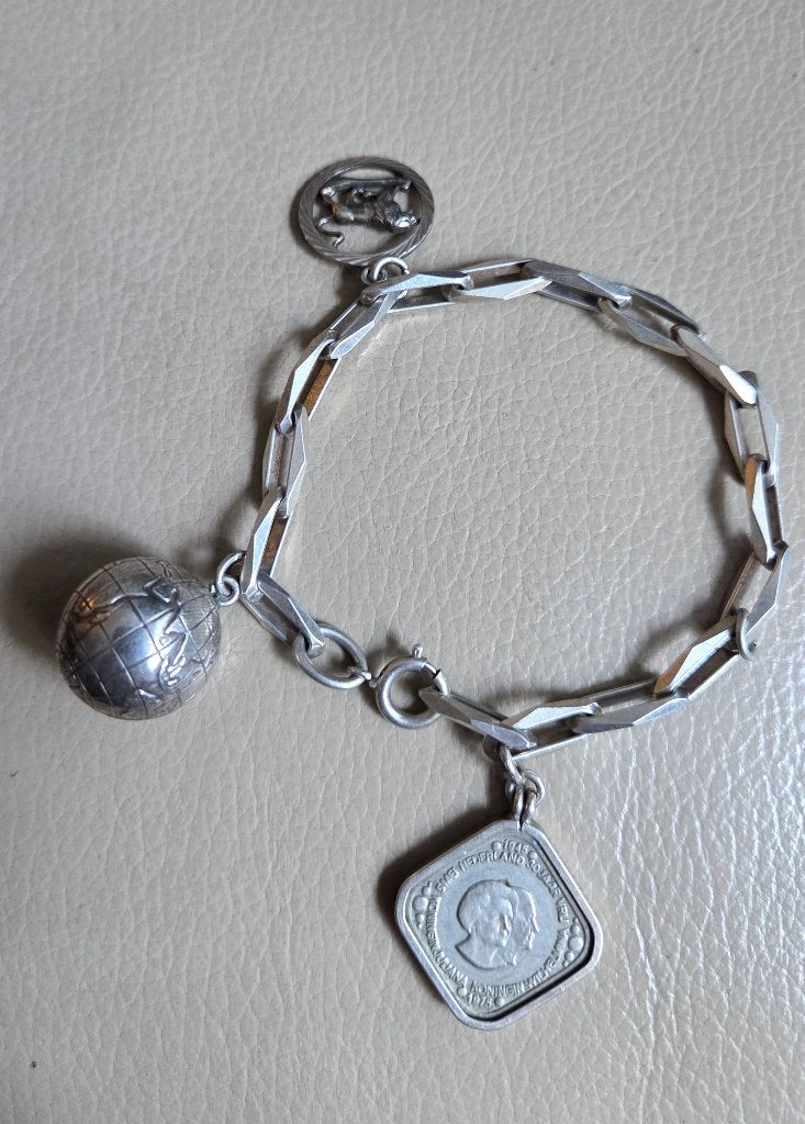 Prachtige zilveren (835) Closed Forever armband met 3 bedels, Sieraden, Tassen en Uiterlijk, Armbanden, Ophalen, Zo goed als nieuw