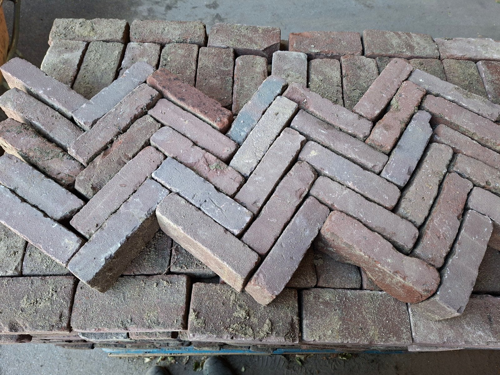 Oude gebakken waaltjes op pallets rood 30m2, Ophalen, Gebruikt, Keramiek, Klinkers
