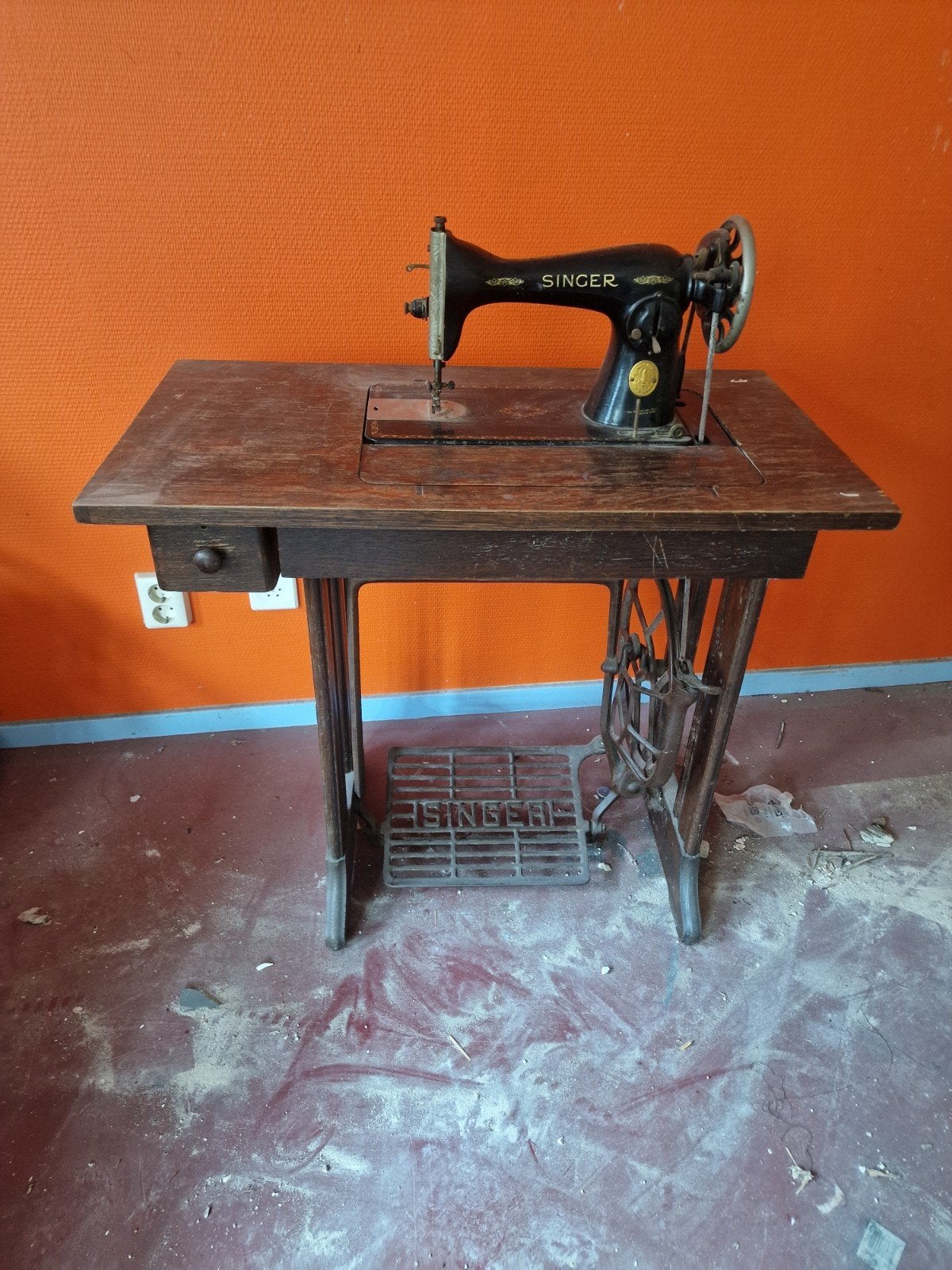 Antieke Singer Naaimachine met Houten Tafel, Ophalen