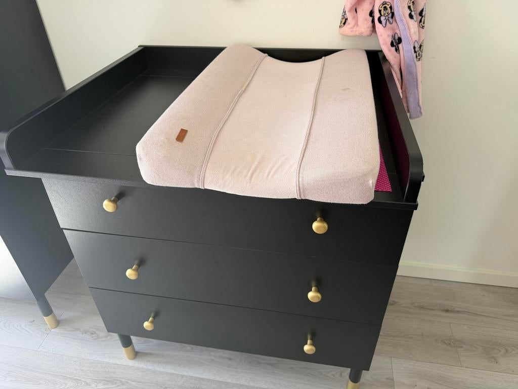 Complete babykamer: Commode en kledingkast (zwart/goud), Kinderen en Baby's, Kinderkamer | Complete kinderkamers, Ophalen, Zo goed als nieuw