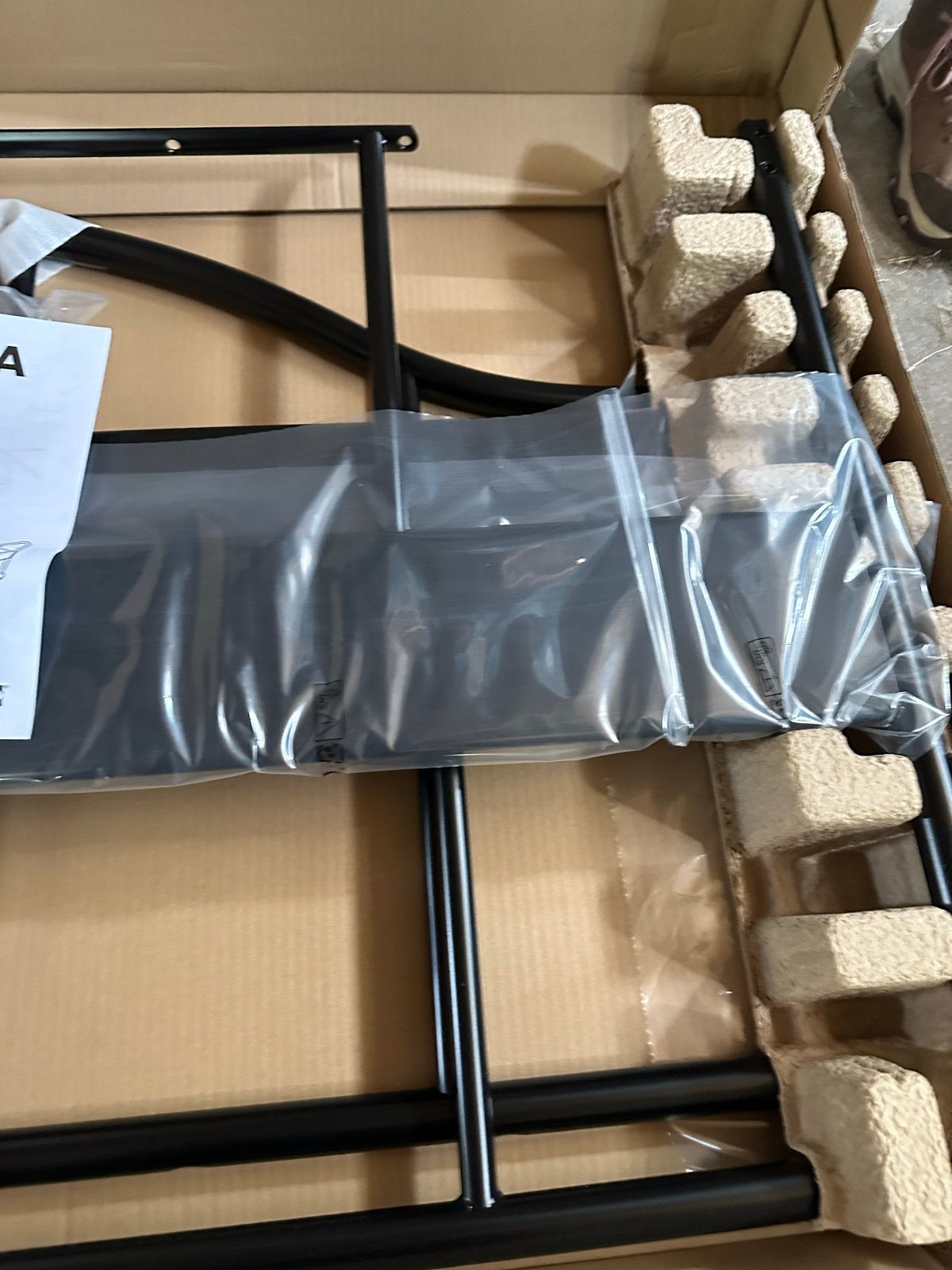 IKEA SAGSTUA bedframe (gedeeltelijk), zwart, 140x200 cm, Huis en Inrichting, Ophalen, Zwart, 140 cm, 200 cm