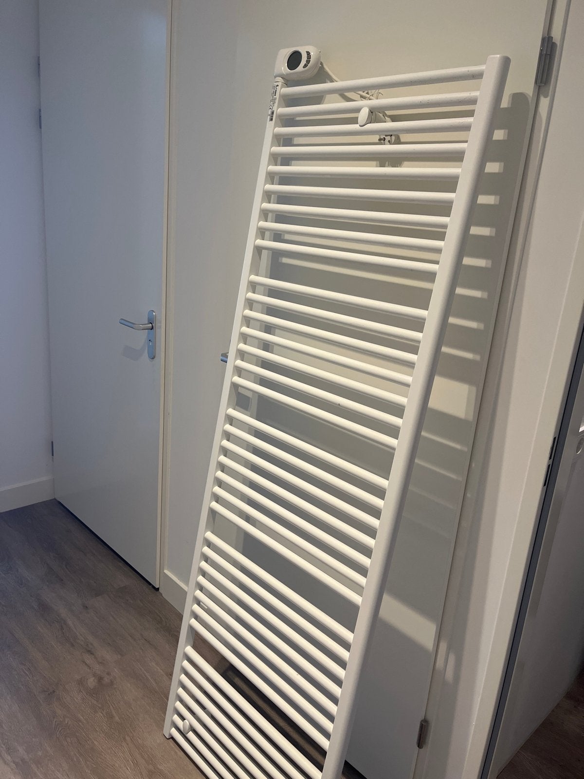Vasco Elektrische Handdoekradiator 1250W - Zo goed als nieuw, Doe-het-zelf en Verbouw, Verwarming en Radiatoren, Ophalen, Radiator