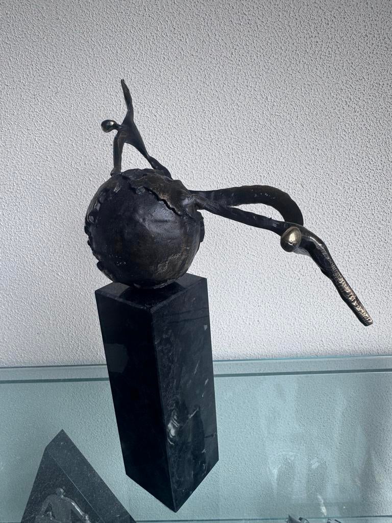 Modern bronzen beeld: Mens en Aarde, Ophalen of Verzenden, Brons, 20 - 50 cm, Op sokkel