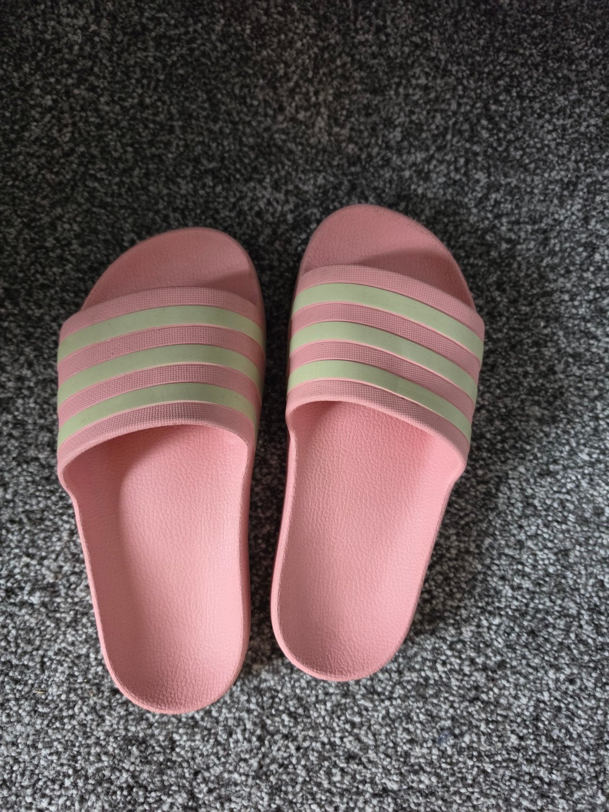Adidas Adilette slippers roze maat 34, Adidas, Roze, Gedragen, Ophalen