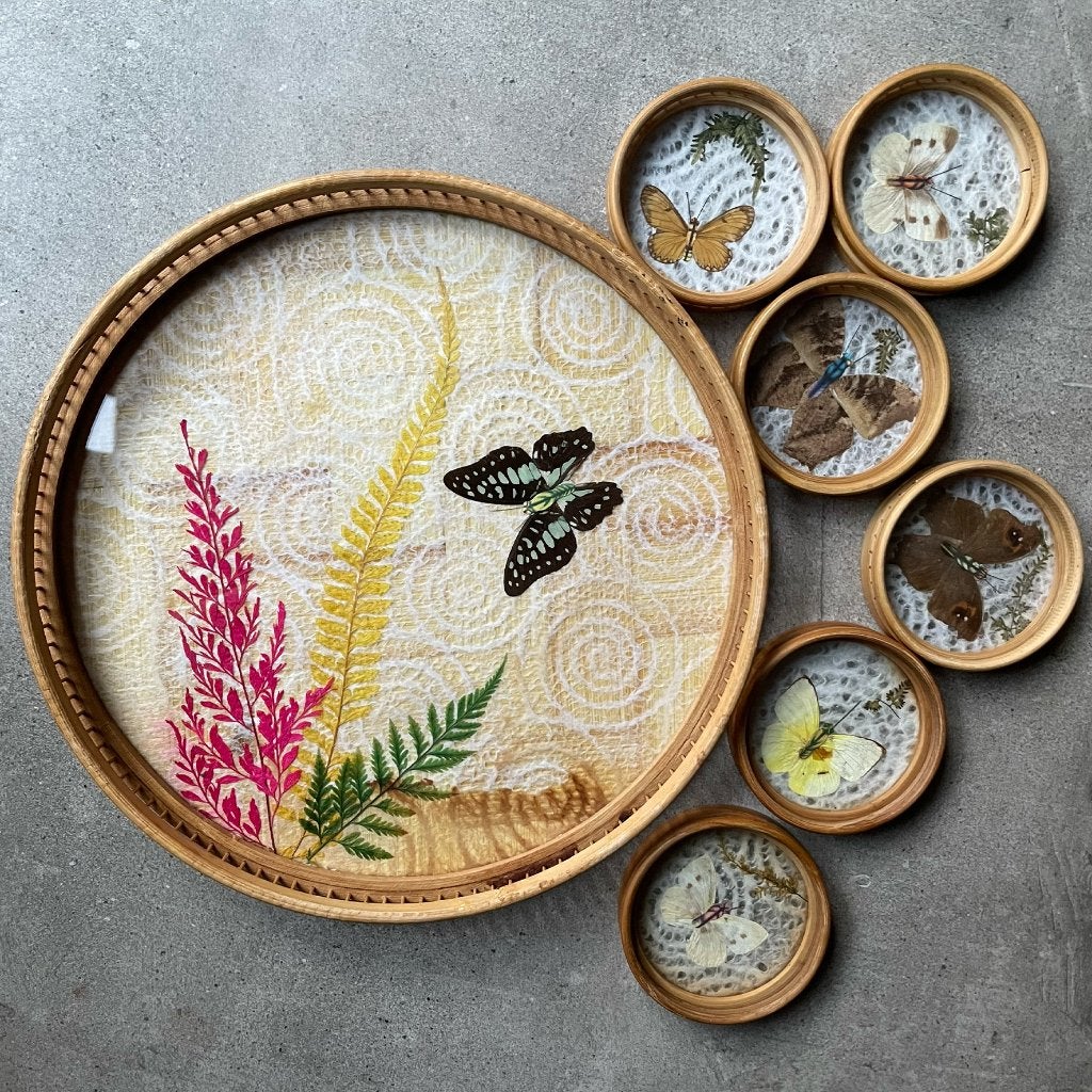 Vintage, rotan dienblad en onderzetters met vlinders, Ophalen of Verzenden, Huis en Inrichting