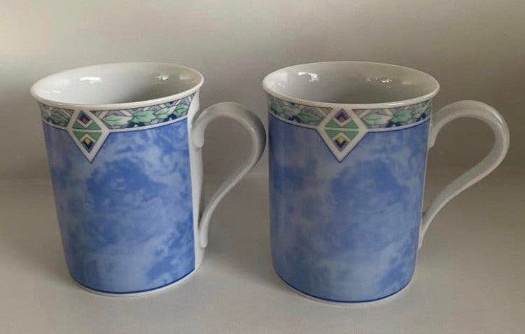 2 Blauwe mokken met groen bewerkte rand van Arzberg.H.9,5 cm, Arzberg, Ophalen of Verzenden, Zo goed als nieuw, Overige stijlen