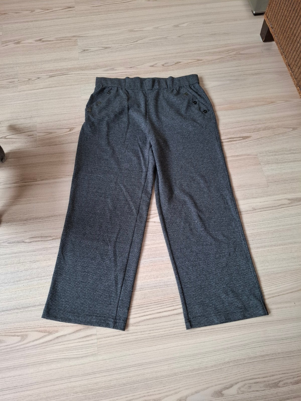 Donkergrijze broek met wijde pijpen en knoopdetails, Ophalen of Verzenden, Zo goed als nieuw, Maat 42/44 (L), Street One