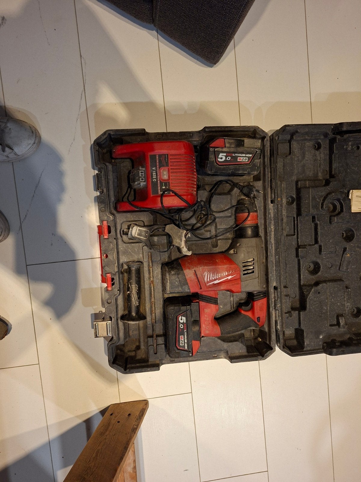 Milwaukee klopboormachine incl accus en oplader, Ophalen of Verzenden