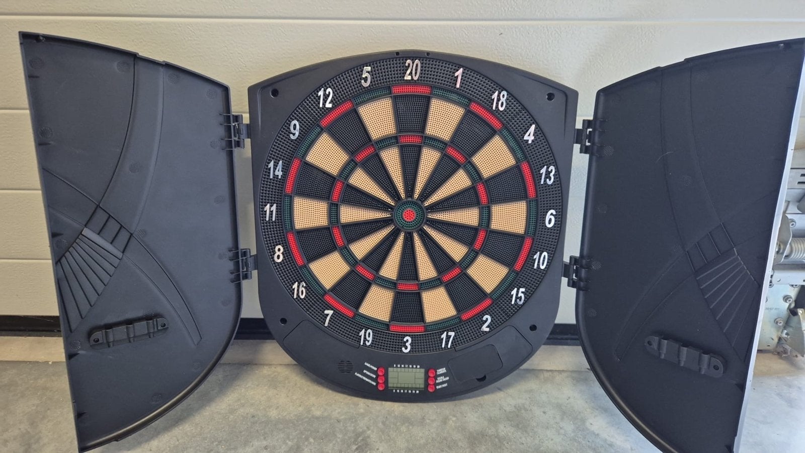 Elektronisch dartbord met deuren, Ophalen of Verzenden, Zo goed als nieuw, Dartbord, Elektronisch