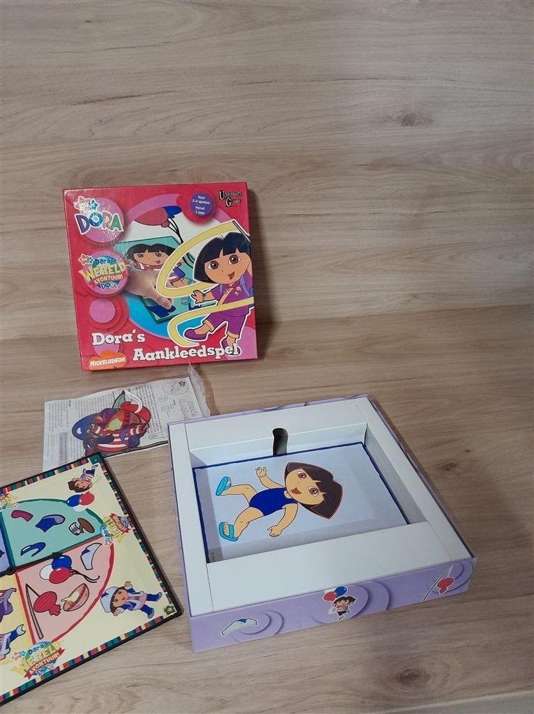 Dora aankleedspel - s1925, Hobby en Vrije tijd, Gezelschapsspellen | Bordspellen, Verzenden, Zo goed als nieuw