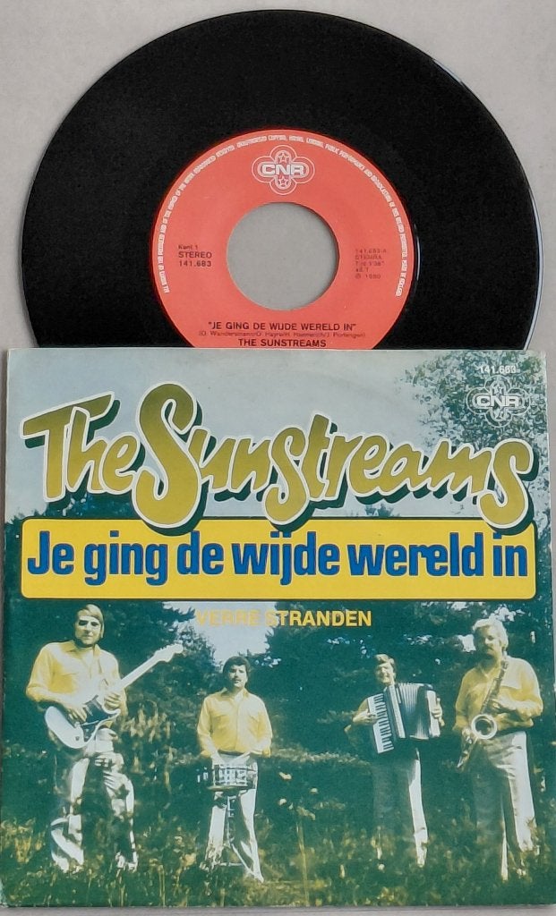 VINYL SINGLE THE SUNSTREAMS - JE GING DE WIJDE WERELD IN, Gebruikt, Fotohoes, 7 inch, Ophalen of Verzenden
