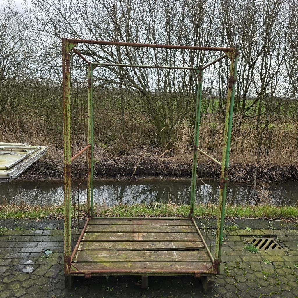 HOUTEN PALLET MET HOGE OPBOUWRAND METALEN REKKEN