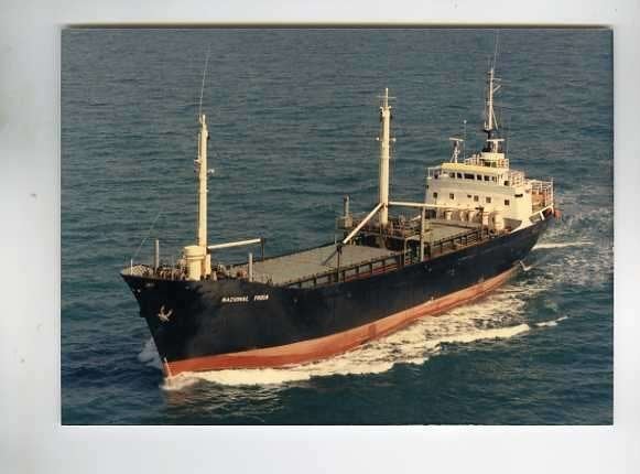 scheepvaart-foto-MARTENSHOEK-werf bodewes-nacional troia, Ophalen of Verzenden, Zo goed als nieuw, Motorboot, Boek of Tijdschrift