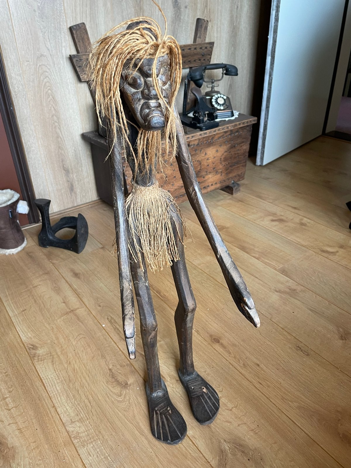 Uniek Afrikaans houten beeld met raffia details, Antiek en Kunst, Bruin, Afrika, Ophalen, Hout