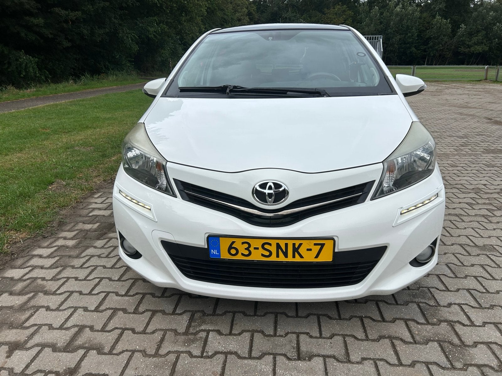 Toyota Yaris 1.3 16V Vvt-i 5DR 2011 Wit, Voorwielaandrijving, Euro 5, Stof, 40 €/maand