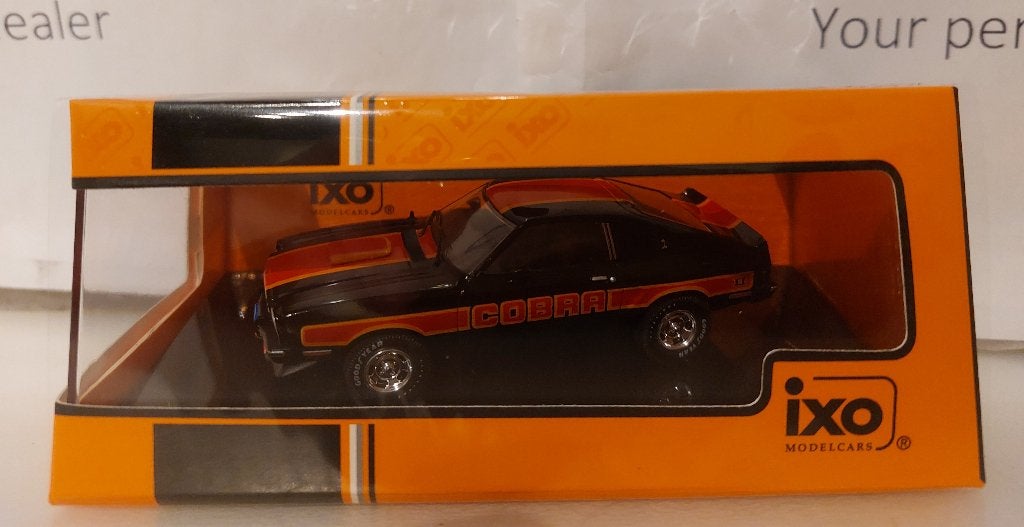 Ixo 1:43 Ford Mustang II Cobra 1977 zwart nieuw in display, Ophalen of Verzenden, Nieuw, Auto, Overige merken