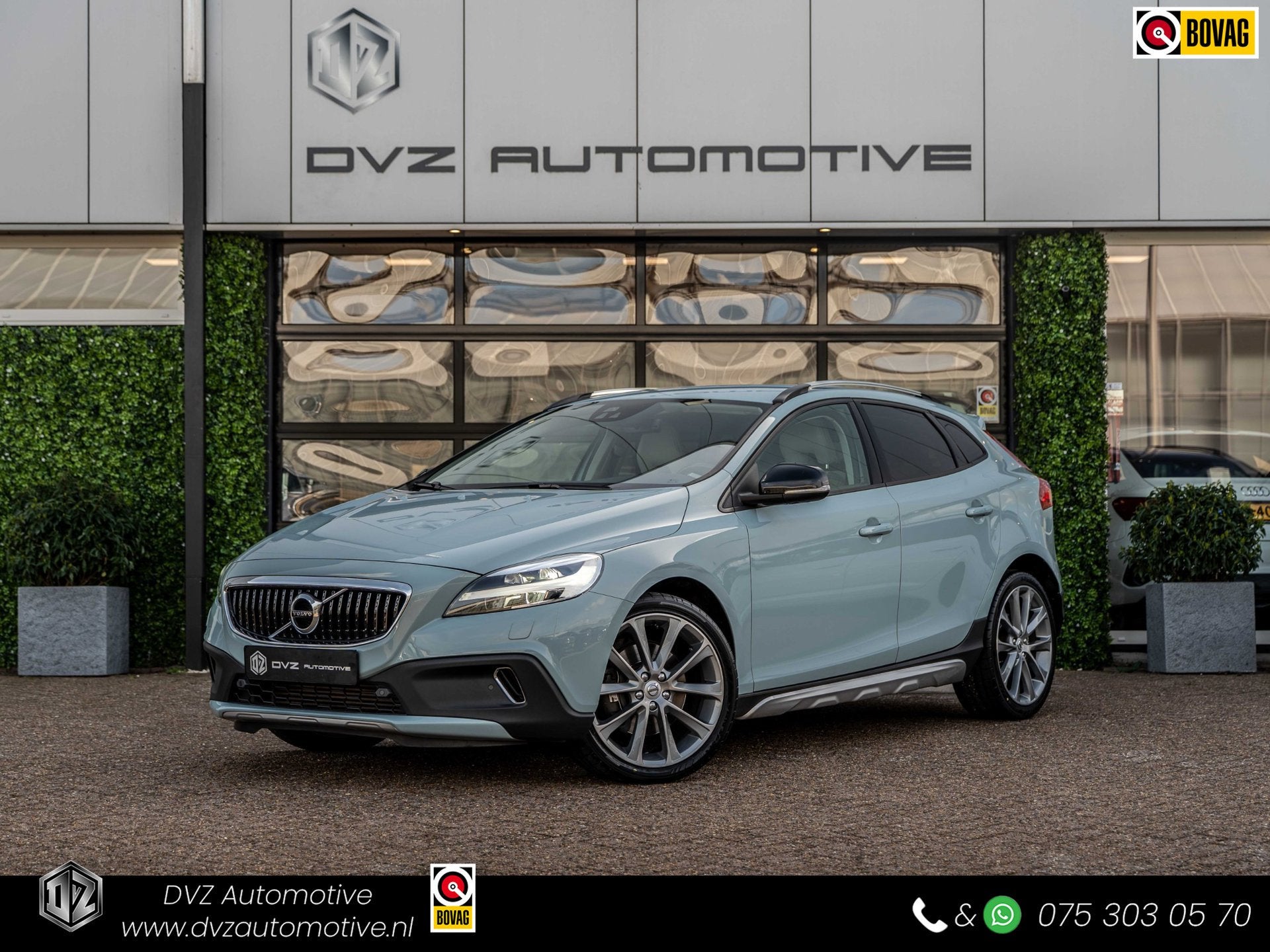 Volvo V40 Cross Country 1.5 T3 Aut. Momentum | Blis | 18" LM, Stof, 4 cilinders, Blauw, Origineel Nederlands