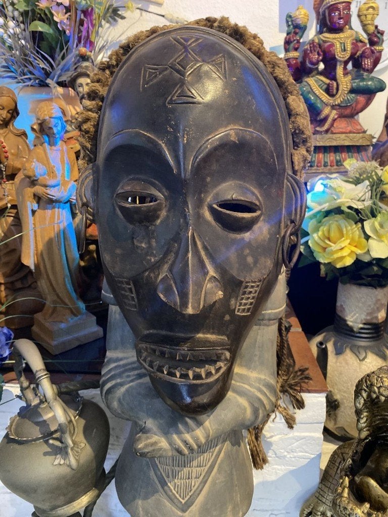 Het "Pwo"-masker van de vrouwelijke voorouder, Ophalen